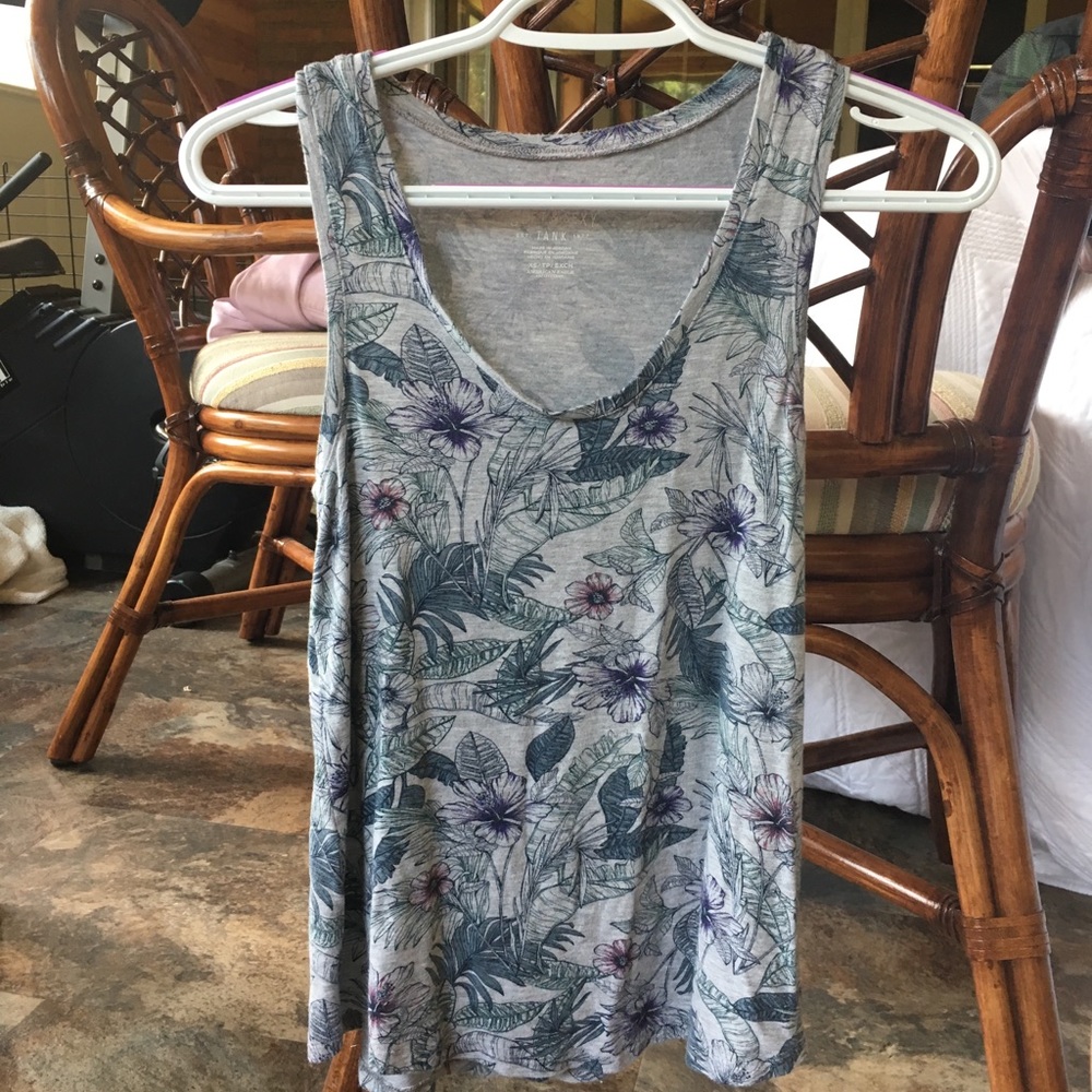 American Eagle tank top shirt.
